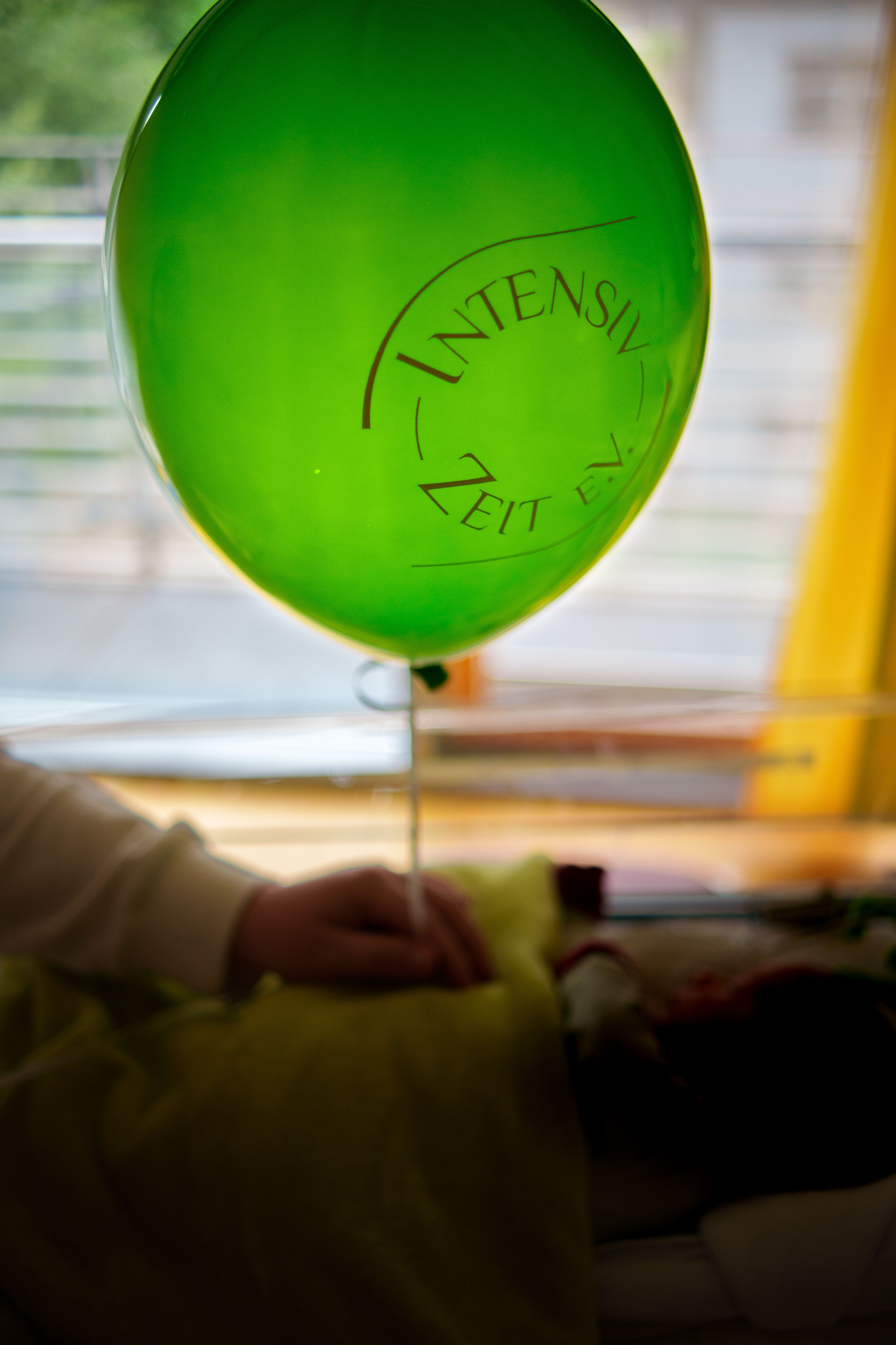 يوم الطفل في مستشفى الأطفال - طب العناية المركزة للأطفال غني بالألوان