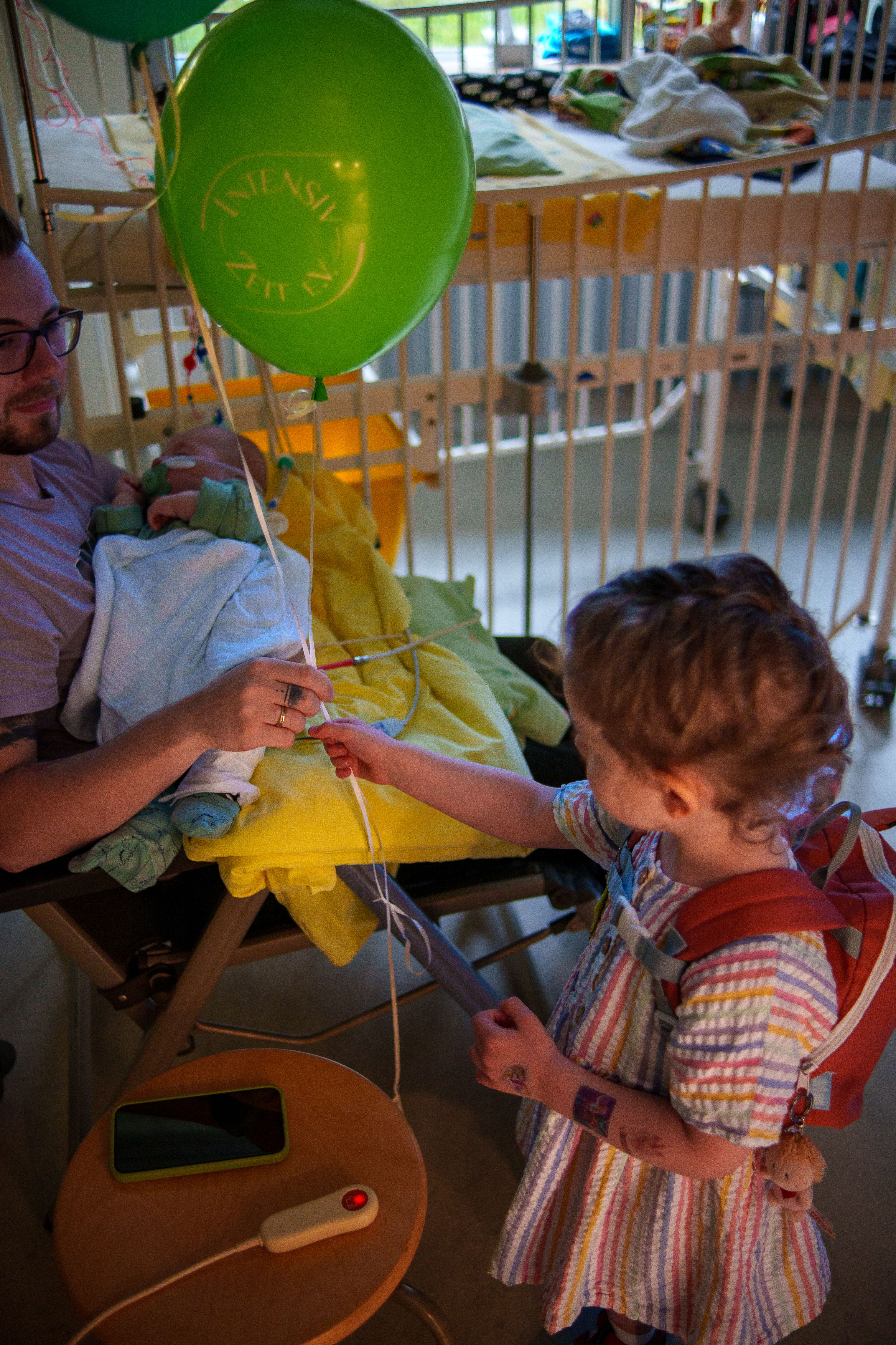 يوم الطفل في مستشفى الأطفال - طب العناية المركزة للأطفال غني بالألوان