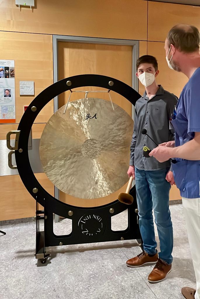 A ritual of sound ends the Stay At the Pediatric Intensive Care Unit